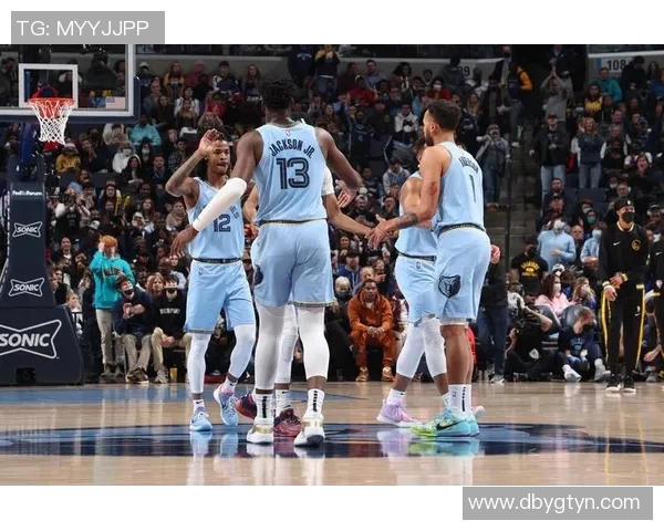 马刺队在季后赛中横扫灰熊队展现强大实力再度晋级